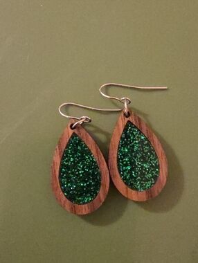 Jamielizabeth Green Teardrop Wood and Glitter Earrings - Unbranded